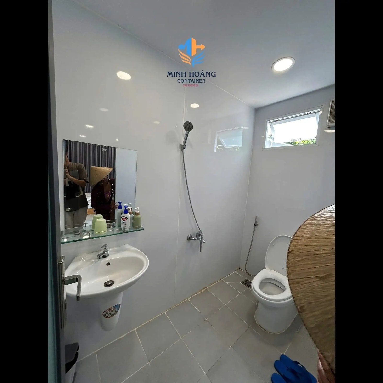 Container Nhà Ở 20 Feet Trắng Ốp Gỗ Có Toilet 